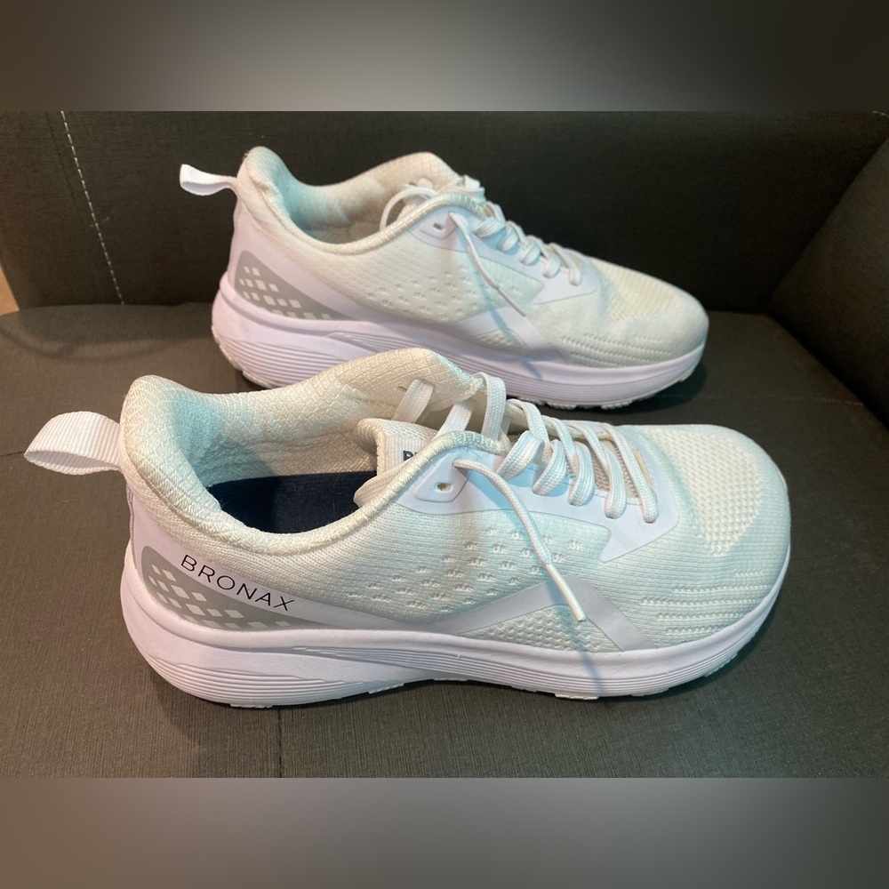 Pretty Bronax wide toed shoes. Size 38/7.5
Please see photo of blemish.